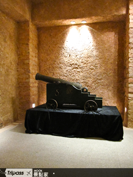 展覽館內陳設的殖民地時期使用古砲