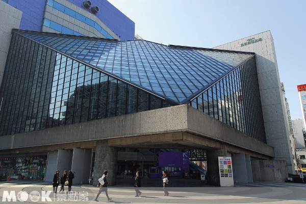 東京藝術劇場以現代玻璃帷幕為設計，造型相當顯眼