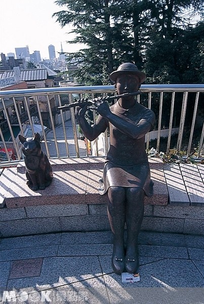 吹奏笛子的少女與貓。