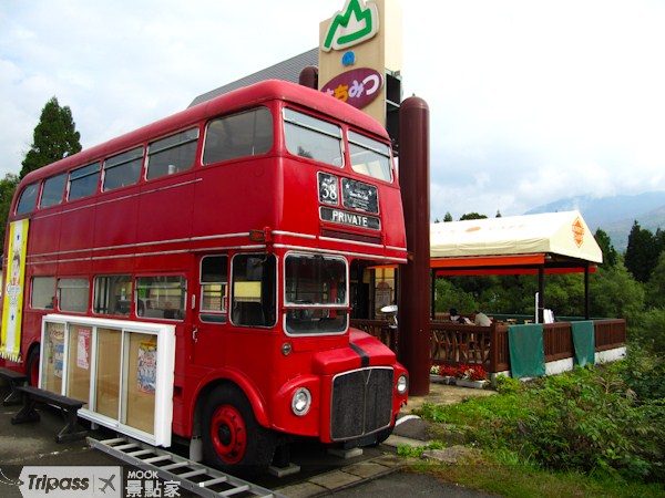 大紅色的英國風雙層巴士，可在巴士裡面用餐。