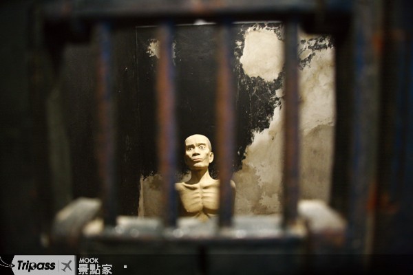 監獄中的不少人型雕像，描述監獄的歷史過程。