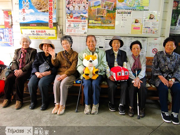 車站等待列車的老人家們，讓人備感溫馨親切。
