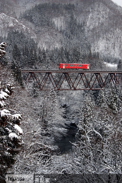 在雪地行駛的紅色列車。（圖片來源／秋田内陸縱貫鐵道株式會社）