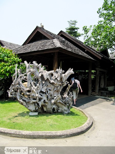 位在SUAN PAAK的入口處，便是一個大形的漂流木作品。