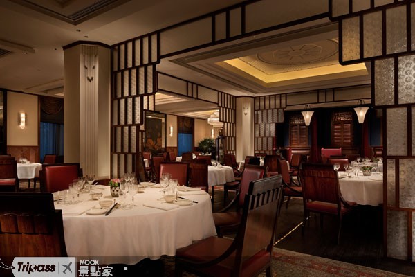 逸龍閣中餐廳也提供多人的大用餐環境