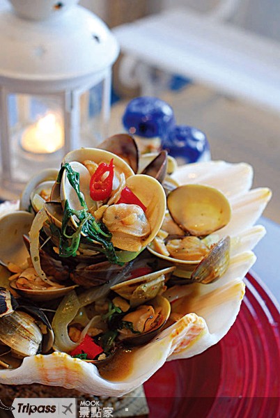白酒蛤蠣義大利麵給的蛤蠣非常「豪邁」，是店內的人氣菜色。