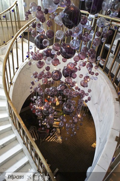 進入B1時會經過的旋轉樓梯，中間是女性最愛的紫色水晶燈。