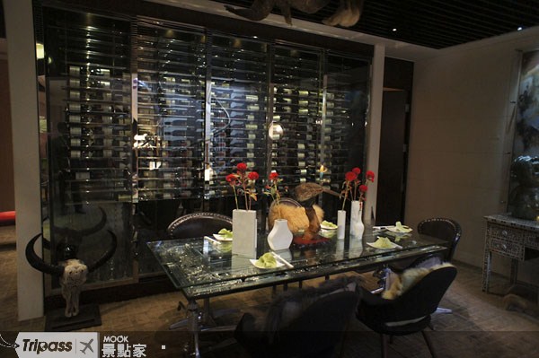 「紳士之桌」後方珍藏許多行家最愛的頂級美酒。