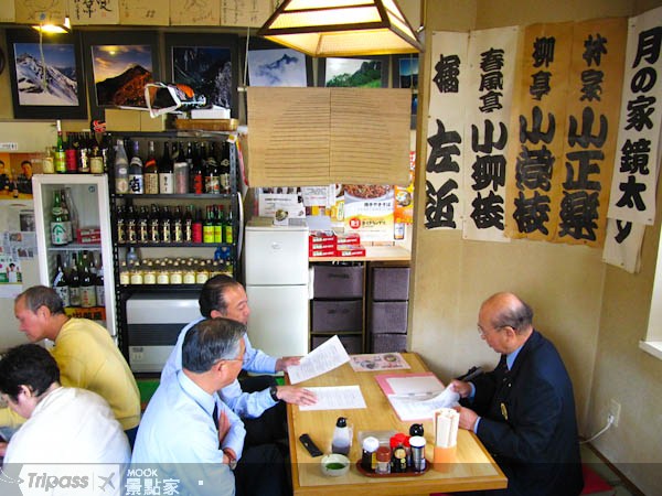 店面不大的出端屋，約有20幾個座位，時常處於客滿狀態。