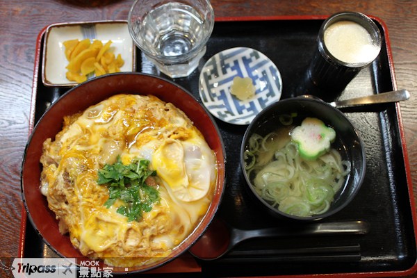 極上親子丼套餐，附有比內地雞布丁一個，售價1260日圓。