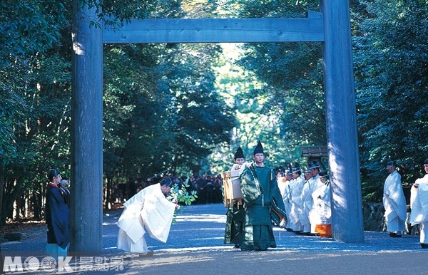 天照大神為日本至高無上的神祇，而伊勢神宮最為人歌頌的便是每20年的遷宮活動。