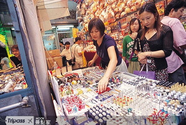 想看香港的經典購物市集，就該來參訪女人街。