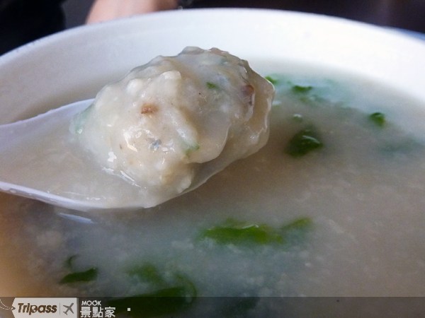 生記鮮美滑嫩的粥品，讓饕客食指大動。