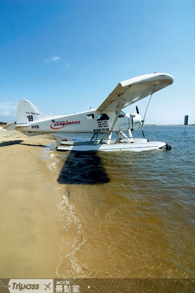 搭乘黃金海岸水翼飛機可以飽覽當地的海岸風光。