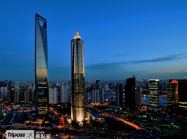 環球金融中心（圖左）和金茂大廈（圖右）是浦東著名的建築。