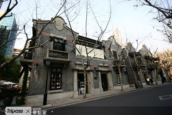 新天地保留了石庫門建築，也是上海著名的酒吧區。