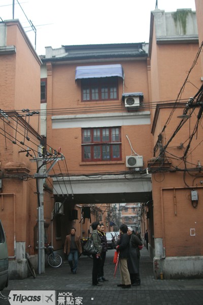 四明邨文化名人村內曾有徐志摩與陸小曼在此居住過。