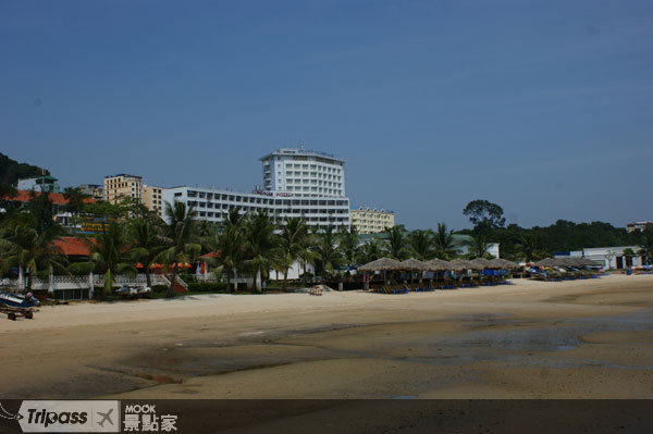 岸上有許多星級飯店