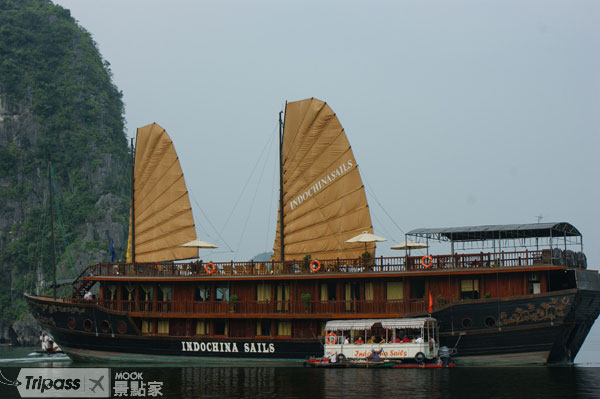 旅客先從碼頭搭乘圖中小船，航駛一定水深處，才會換搭仿古船。