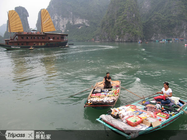 在下龍灣的傍晚，可以選擇前往水上市場或玩獨木舟。