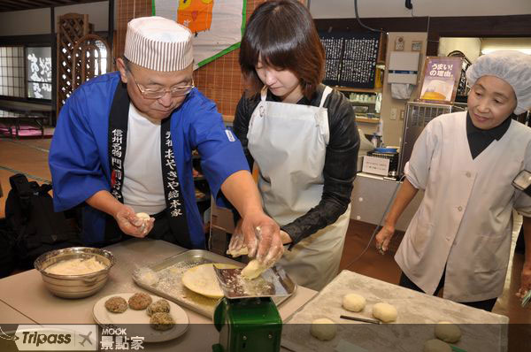 師傅現場製作菜包