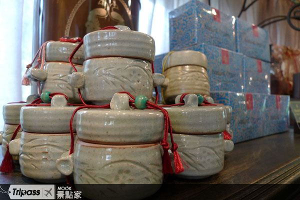 店家自製的茶葉陶罐，是相當有特色的伴手禮。