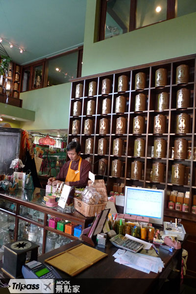 整面落地櫃陳列店家特別調製的茶葉。