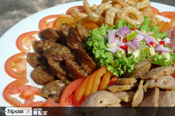清邁香腸和炸豬皮是泰北傳統小吃。
