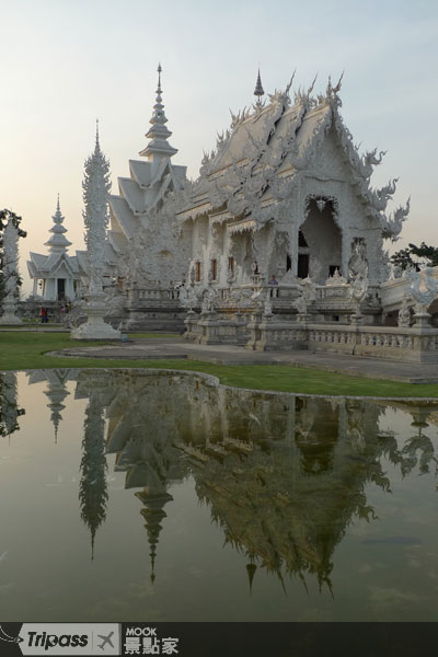 經過12年的修建，龍坤廟的主殿仍在即將完成階段。