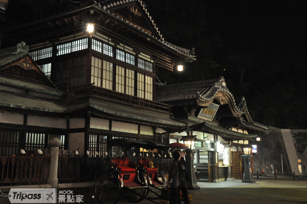 道後溫泉本館夜間景色