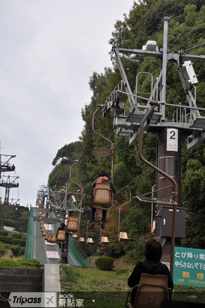 搭乘登山纜車上松山城