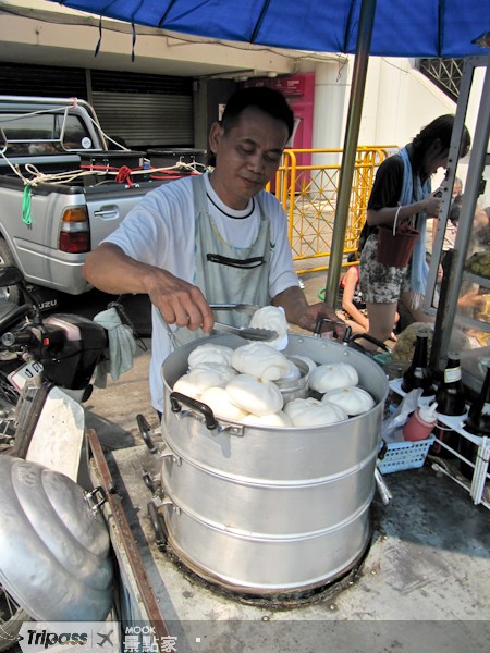 也有人賣起包子，不過裡面包的是泰式香料的肉餡，口味有點特別