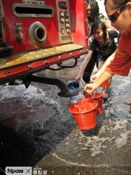 水不夠了？快來搶清潔道路的消防車灑出來的水吧！