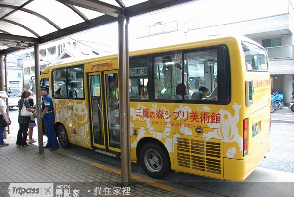 三鷹駅外有付費龍貓接駁專車