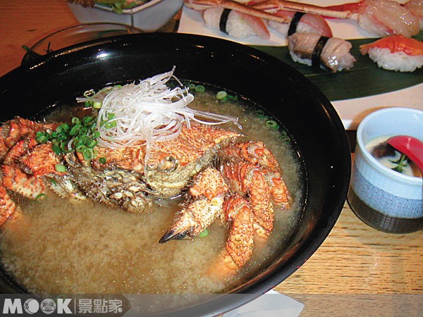 用一整隻毛蟹做的味增湯，奢華的鮮甜滋味無限！