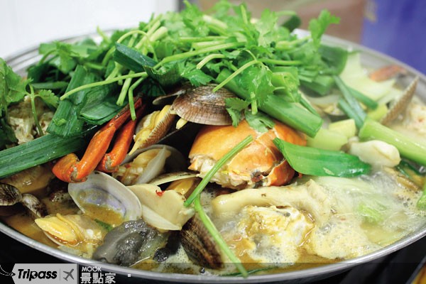 辣汁花甲雜菌蟹肉煲，是台山水佬榮飯店的私房創意菜。