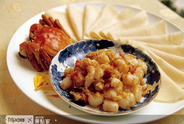 「原創私房菜」的薄餅包蟹黃蝦仁，靈感來自蝦鬆的食用方式。