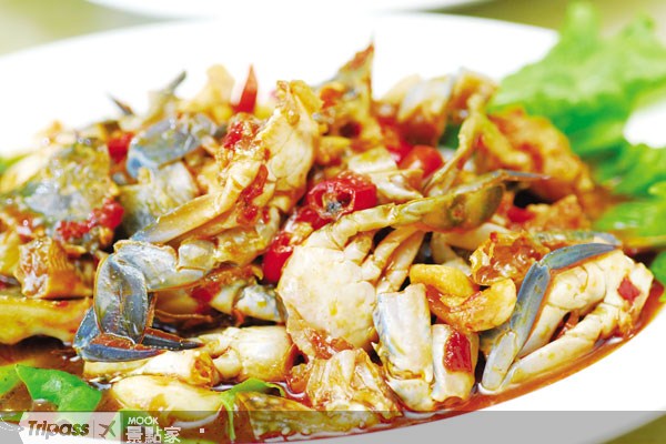 上海名菜「嗆蟹」，在金門改用高粱醃製，風味十分特殊。