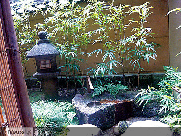 炭屋庭園中的殘念石，是豐臣秀吉建造大阪城時用剩的石座。