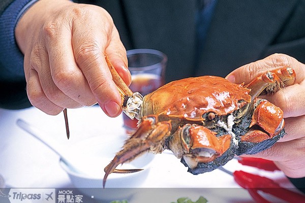 上海的新光酒家大閘蟹很有名，晚上不預約根本吃不到。