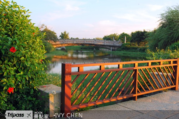 台中都會公園晚間有著名的夜景，既迷人又浪漫。