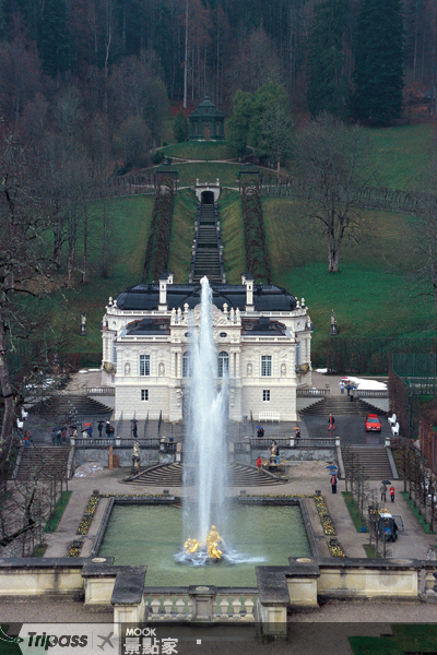 林德霍夫宮前是花園及噴水池。
