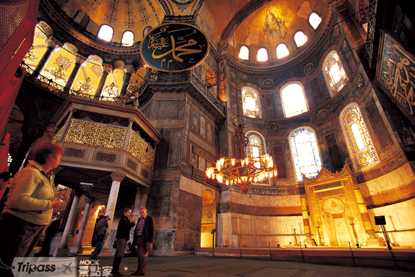 聖索菲亞教堂內可見伊斯蘭教和基督教的宗教元素。