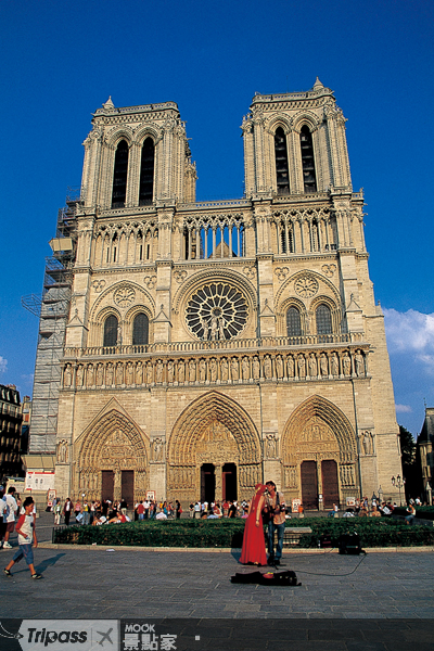 法國聖母院與巴黎的歷史發展密不可分。