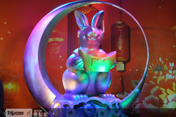 今年的主燈玉兔由中華電信贊助新台幣1000萬元。