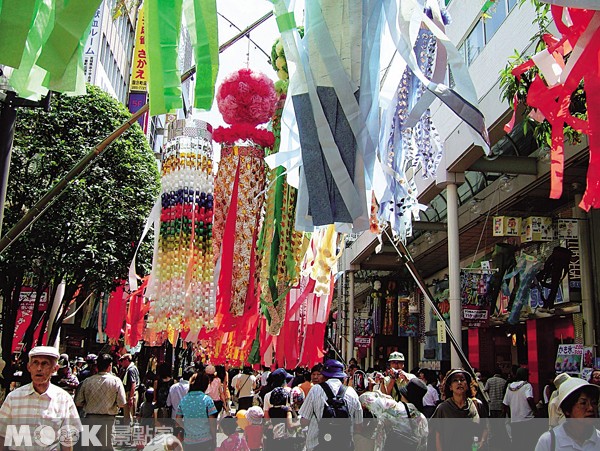 仙台每年有許多祭典，圖為仙台七夕祭。