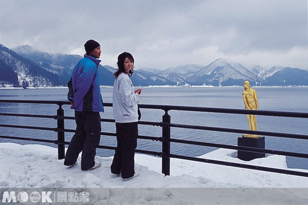 「光之樂章」祭典，在寒冷的冬天增添絢麗氣氛。