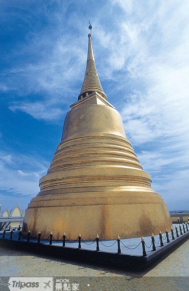 宗教盛行的泰國，隨處可見輝煌的廟宇，圖為金山塔寺。