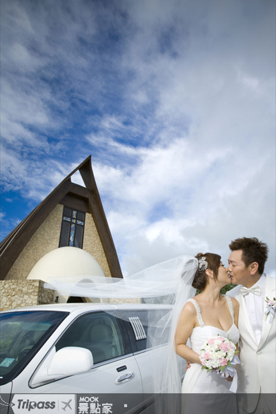 藍天、教堂、白色禮車，婚禮好浪漫！（圖片提供／關島觀光局）