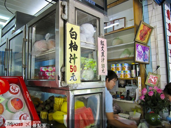 莉莉水果店也是台南當地很有名的冰店，料好實在！